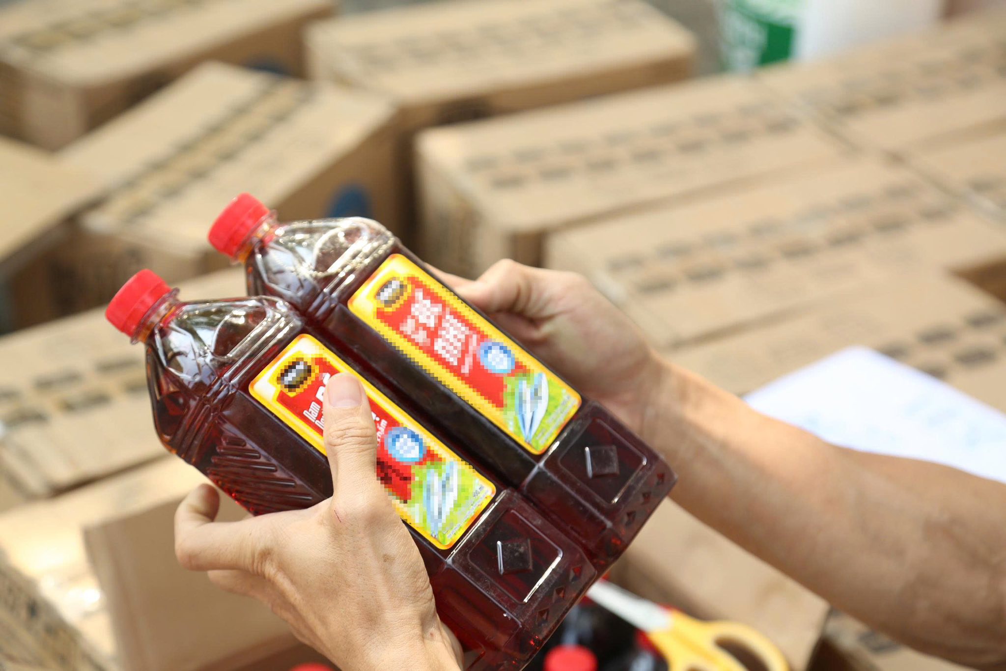 Tịch thu hàng tấn tang vật sau khi đồng loạt khám xét 5 địa điểm: 'Giật mình' danh sách hạt nêm, nước mắm - Ảnh 10.