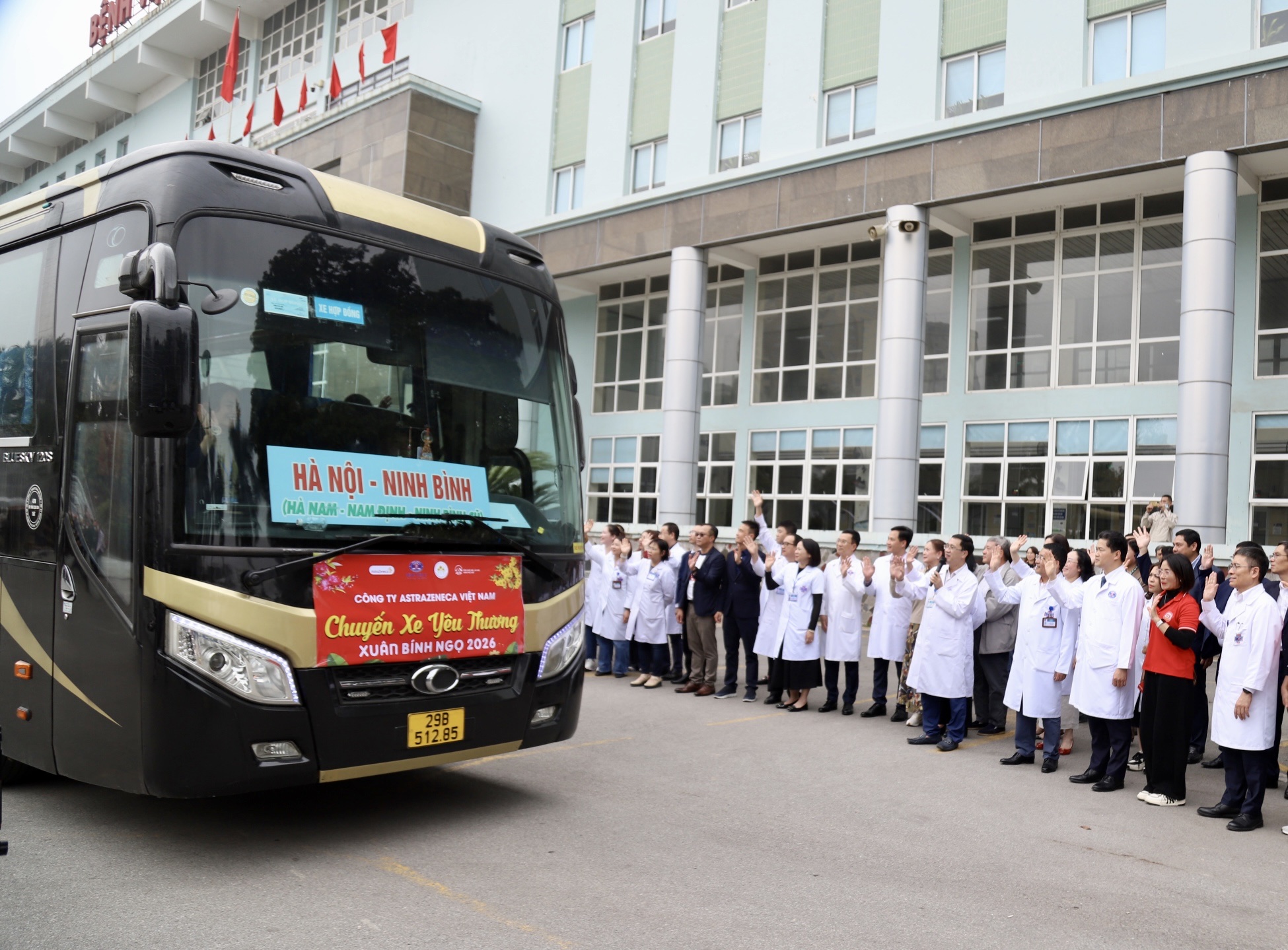 Hơn 1.200 bệnh nh&acirc;n dự cơm tất ni&ecirc;n, l&ecirc;n chuyến xe miễn ph&iacute; về qu&ecirc; - Ảnh 12.