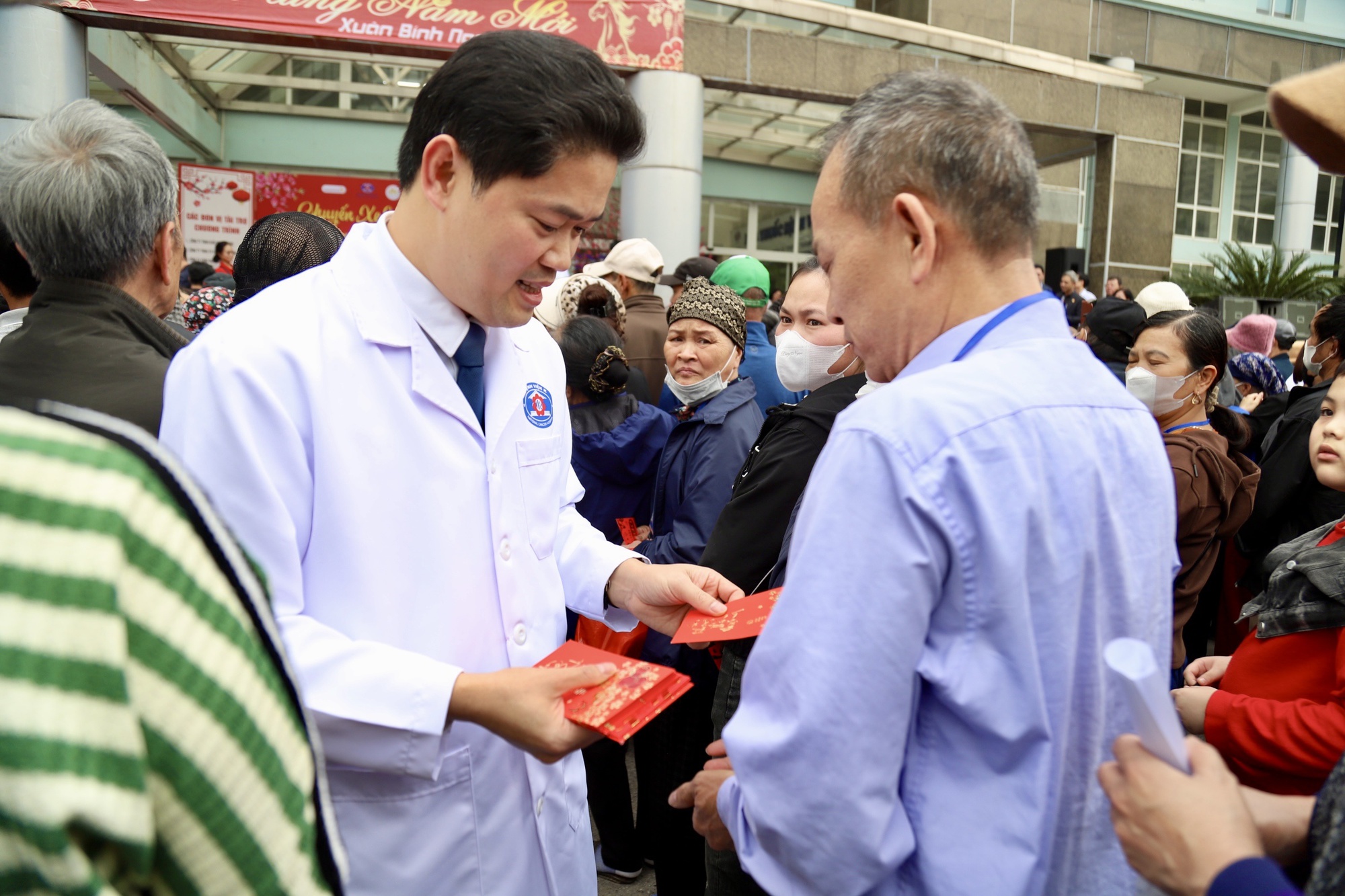 Hơn 1.200 bệnh nh&acirc;n dự cơm tất ni&ecirc;n, l&ecirc;n chuyến xe miễn ph&iacute; về qu&ecirc; - Ảnh 6.