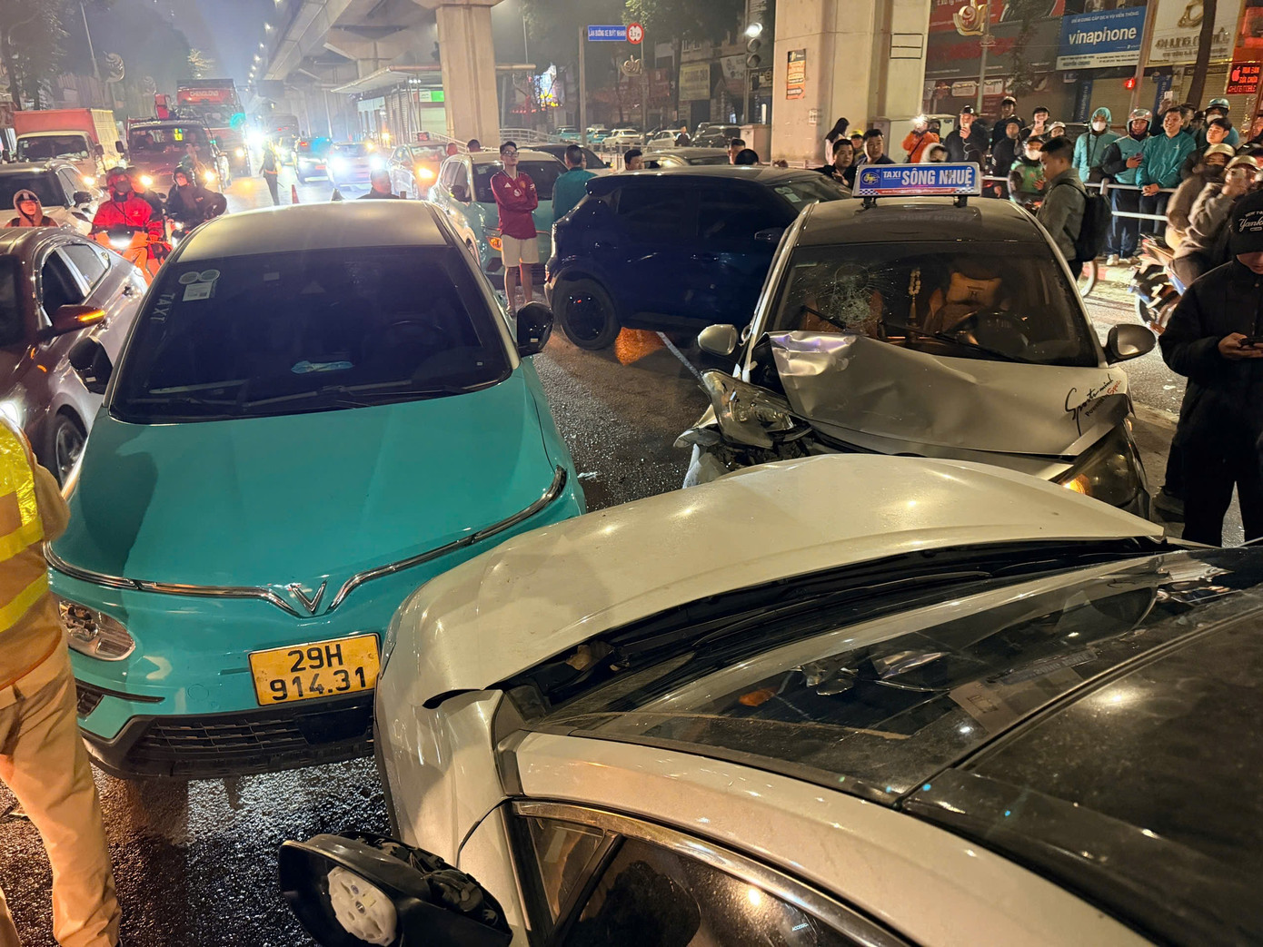 Nữ tài xế gây tai nạn liên hoàn trên đường Quang Trung ở Hà Nội đêm 11 / 2 - Ảnh 1.