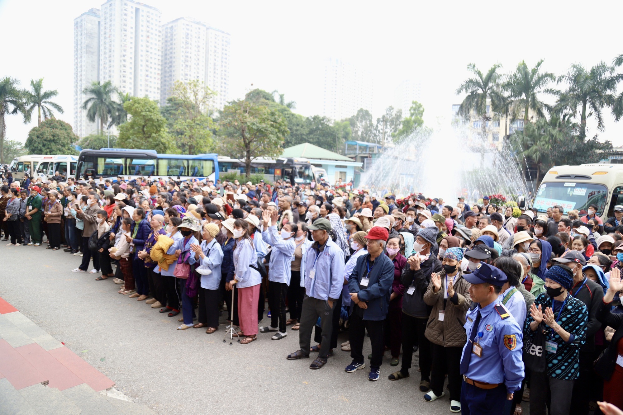Hơn 1.200 bệnh nh&acirc;n dự cơm tất ni&ecirc;n, l&ecirc;n chuyến xe miễn ph&iacute; về qu&ecirc; - Ảnh 5.