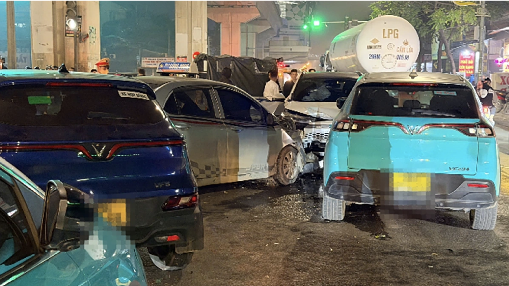 Nữ t&agrave;i xế chạy ngược chiều g&acirc;y tai nạn li&ecirc;n ho&agrave;n tr&ecirc;n đường Quang Trung H&agrave; Nội - Ảnh 2.