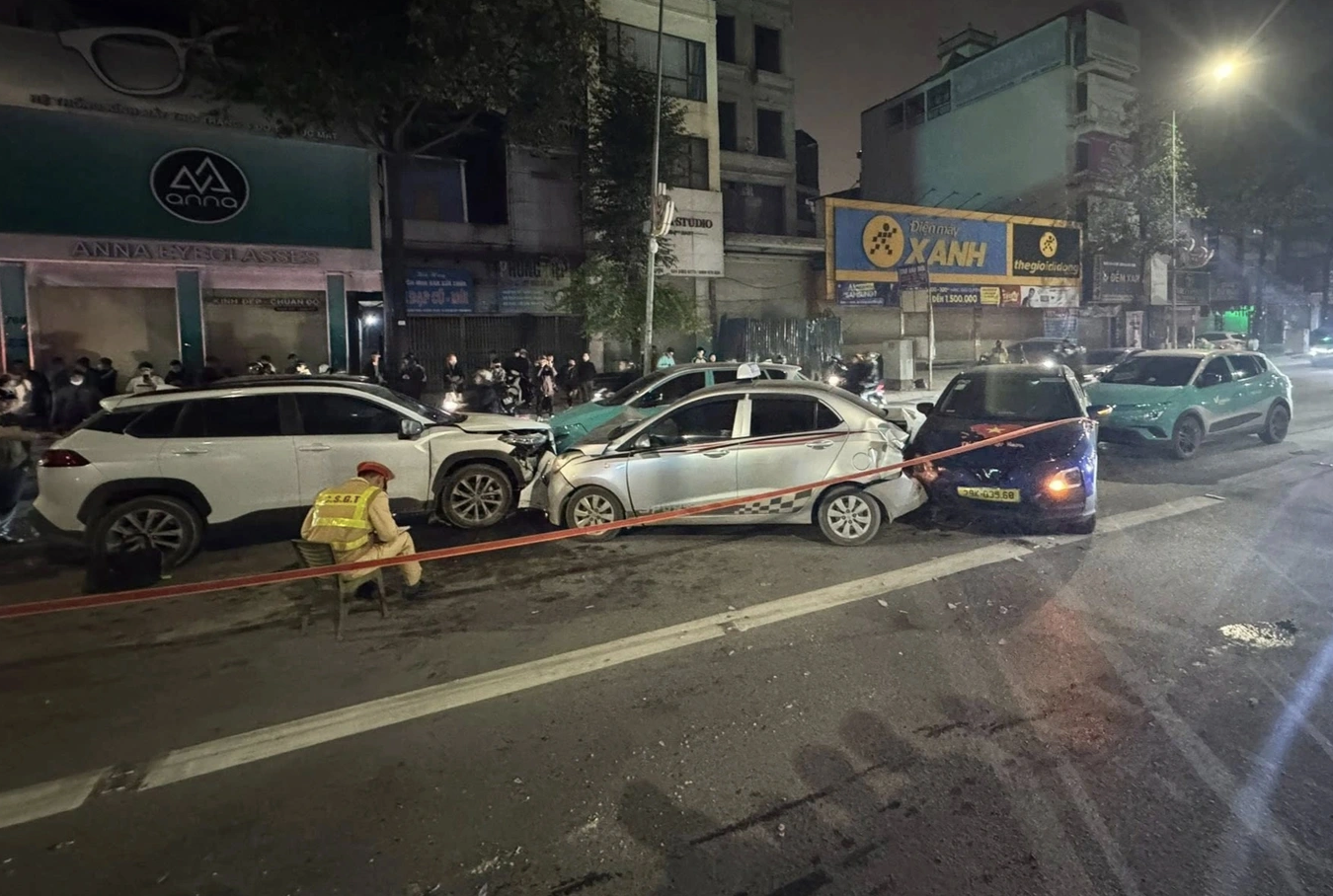 Nữ t&agrave;i xế chạy ngược chiều g&acirc;y tai nạn li&ecirc;n ho&agrave;n tr&ecirc;n đường Quang Trung H&agrave; Nội - Ảnh 1.