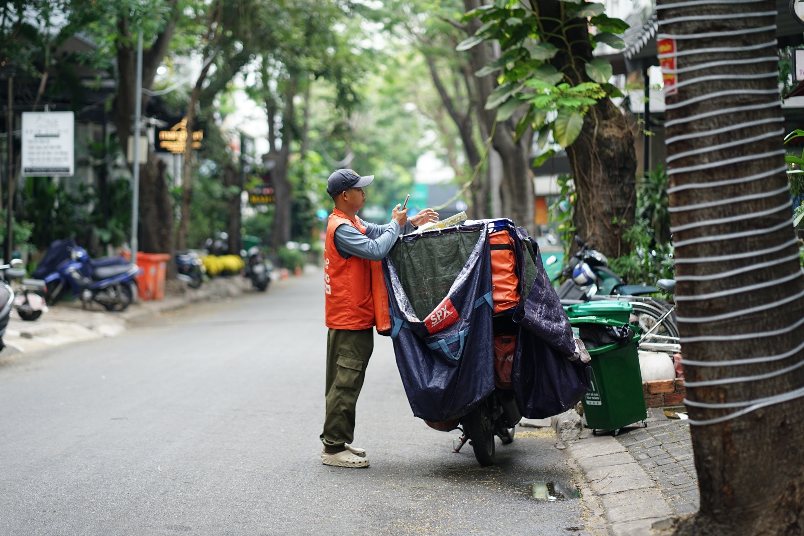 Chỉ ăn 1 bữa, giao 200 - 300 đơn/ng&agrave;y: Shipper &ldquo;chạy đua&rdquo; từng ph&uacute;t trước giờ chốt sổ cuối năm- Ảnh 5.