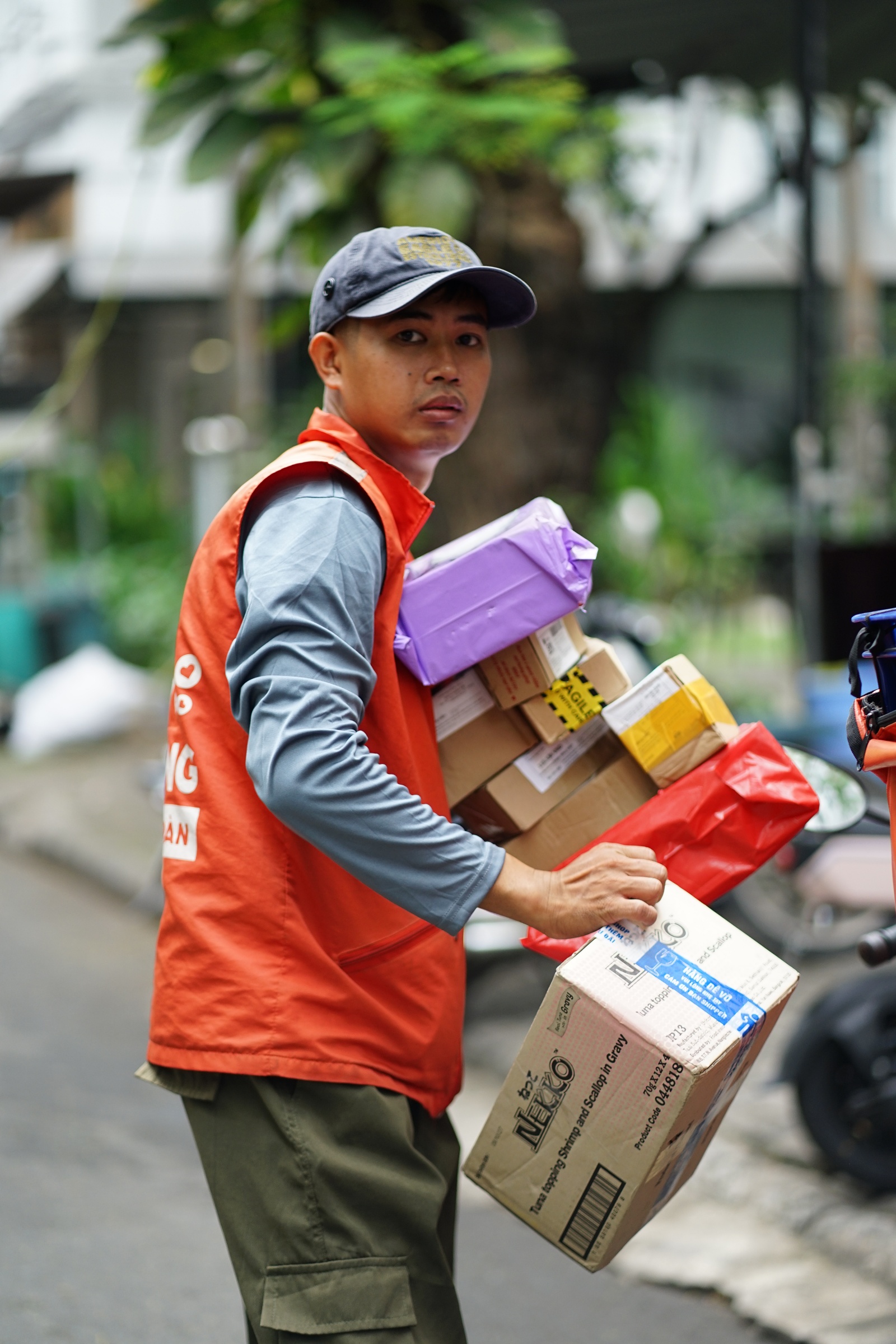 Chỉ ăn 1 bữa, giao 200 - 300 đơn/ng&agrave;y: Shipper &ldquo;chạy đua&rdquo; từng ph&uacute;t trước giờ chốt sổ cuối năm- Ảnh 6.