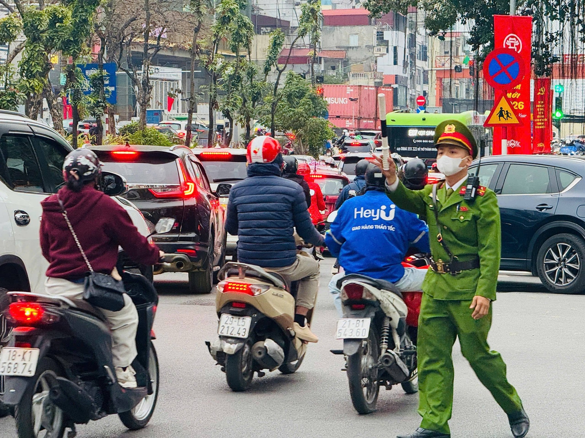 Mùng 1 Tết, ra đường vi phạm giao thông có bị xử phạt nặng hơn ngày thường? - Ảnh 1.