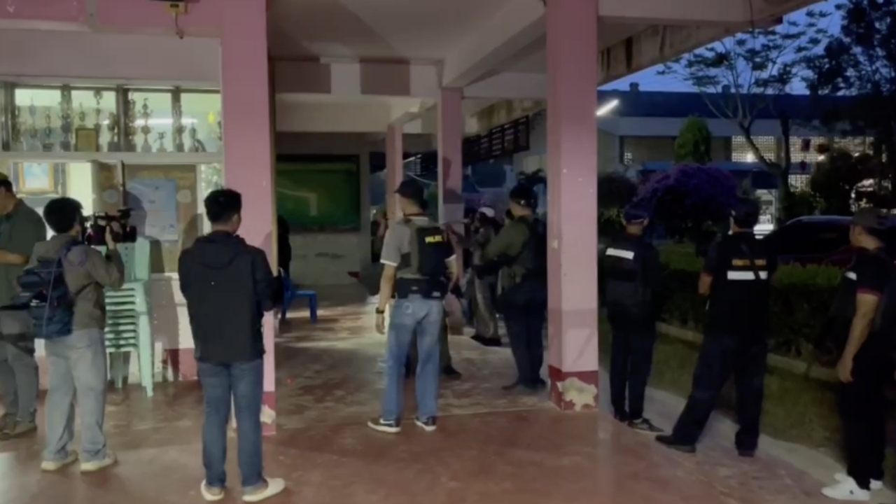 Vụ xả s&uacute;ng trường học Th&aacute;i Lan: Hiệu trưởng hy sinh để bảo vệ học sinh - Ảnh 2.