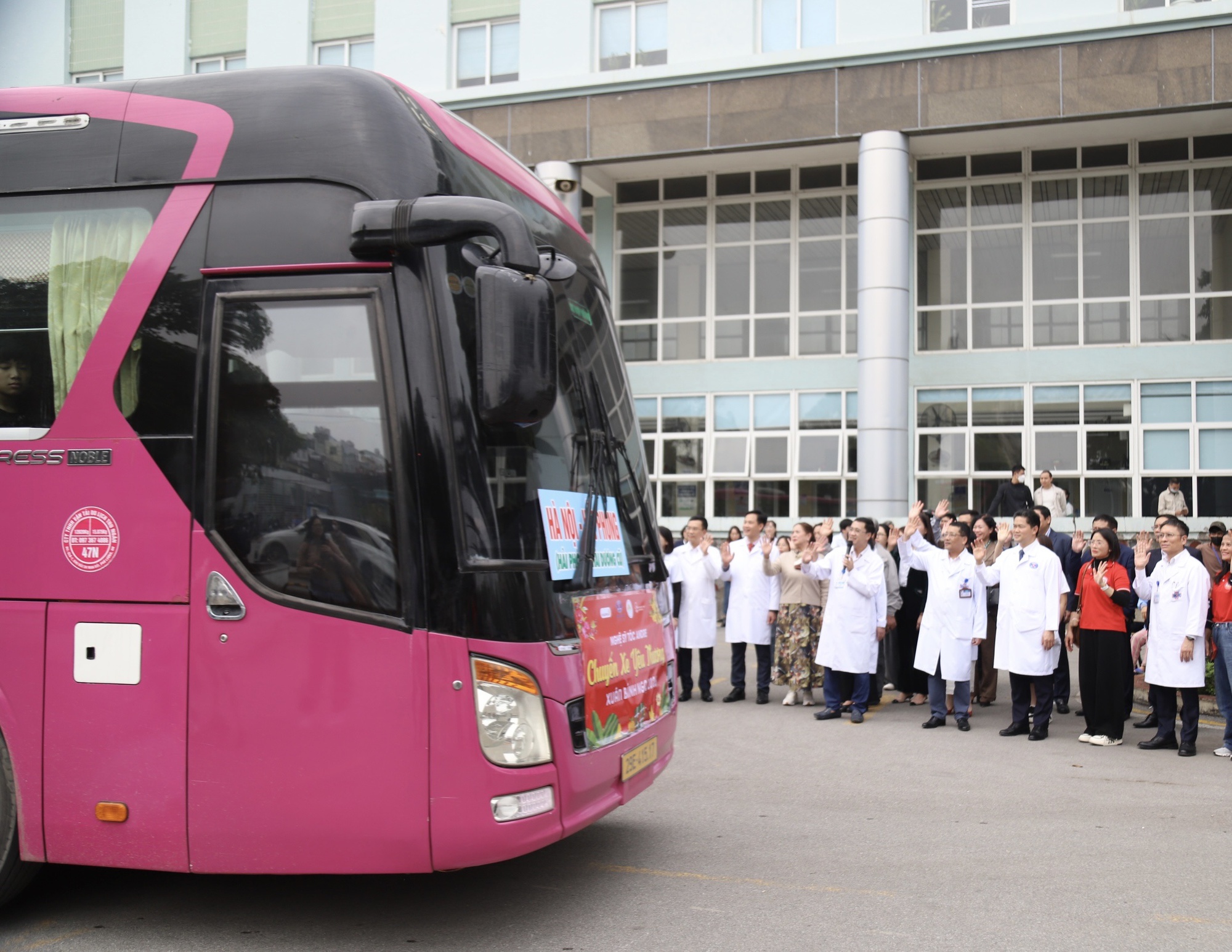 Hơn 1.200 bệnh nh&acirc;n dự cơm tất ni&ecirc;n, l&ecirc;n chuyến xe miễn ph&iacute; về qu&ecirc; - Ảnh 11.