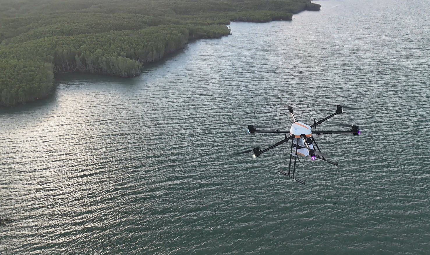 N&Oacute;NG: Ch&iacute;nh thức khai trương tuyến giao h&agrave;ng vượt biển bằng UAV đầu ti&ecirc;n, 2kg h&agrave;ng bay 12km mất 15 ph&uacute;t - Ảnh 1.