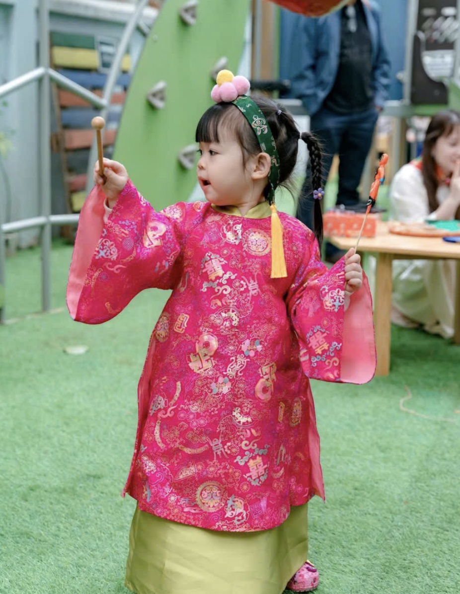 &Aacute;i nữ nh&agrave; Đỗ Mỹ Linh v&agrave; Chủ tịch CLB H&agrave; Nội diện &aacute;o d&agrave;i đ&oacute;n Tết, visual &ldquo;cưng xỉu&rdquo;- Ảnh 2.