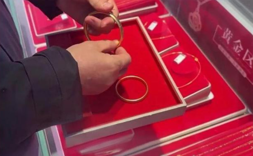 Kh&aacute;ch h&agrave;ng mua v&agrave;ng kh&ocirc;ng hỏi gi&aacute; bị nghi lừa đảo rửa tiền - Ảnh 1.