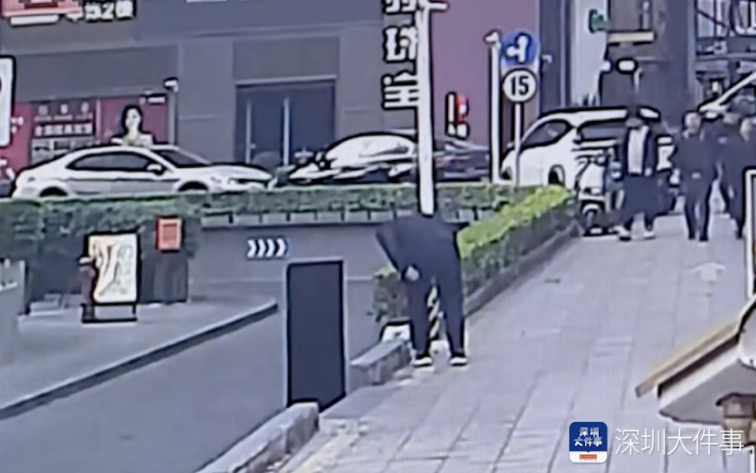 Ph&aacute;t hiện 7kg bạc bỏ qu&ecirc;n tr&ecirc;n vỉa h&egrave;, c&acirc;u chuyện hy hữu năm 2026 - Ảnh 2.