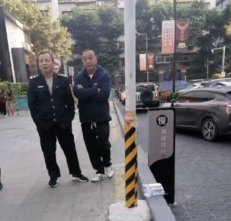 Ph&aacute;t hiện 7kg bạc bỏ qu&ecirc;n tr&ecirc;n vỉa h&egrave;, c&acirc;u chuyện hy hữu năm 2026 - Ảnh 1.