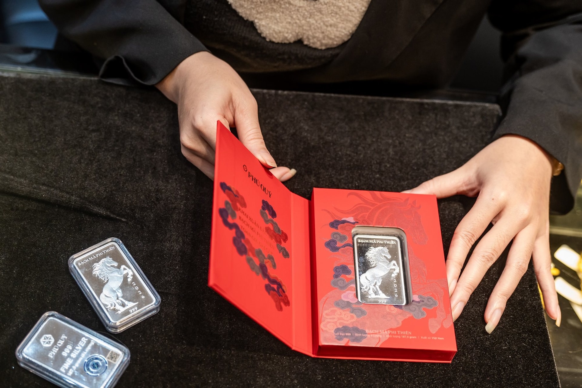 Người d&acirc;n xếp h&agrave;ng đ&ocirc;ng nghịt mua v&agrave;ng ng&agrave;y cận Tết B&iacute;nh Ngọ, bạc thỏi Bạch M&atilde; Ph&uacute; Qu&yacute; g&acirc;y "sốt" - Ảnh 10.