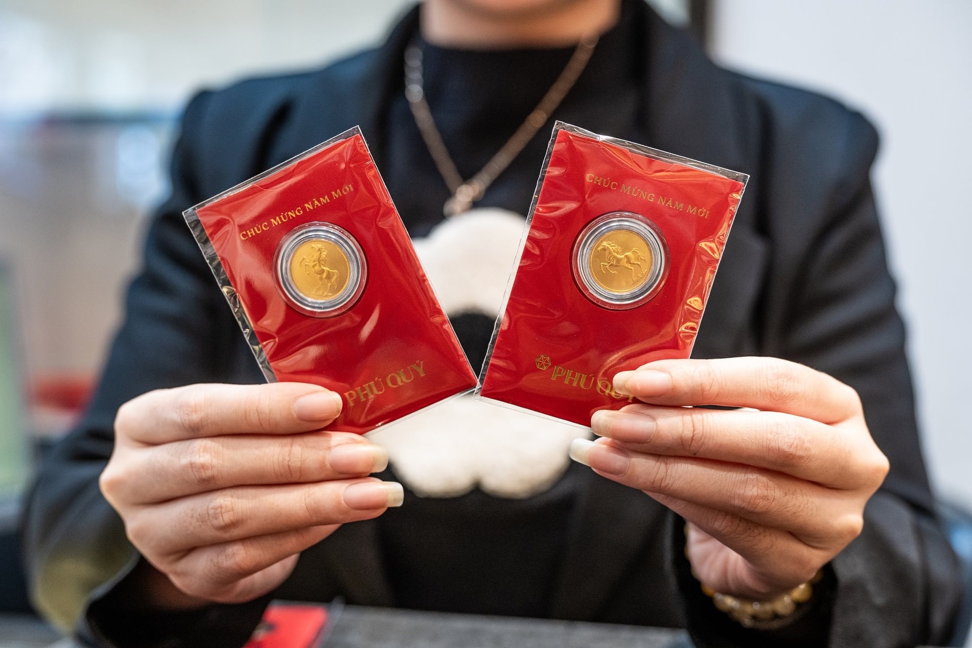 Người d&acirc;n xếp h&agrave;ng đ&ocirc;ng nghịt mua v&agrave;ng ng&agrave;y cận Tết B&iacute;nh Ngọ, bạc thỏi Bạch M&atilde; Ph&uacute; Qu&yacute; g&acirc;y "sốt" - Ảnh 6.