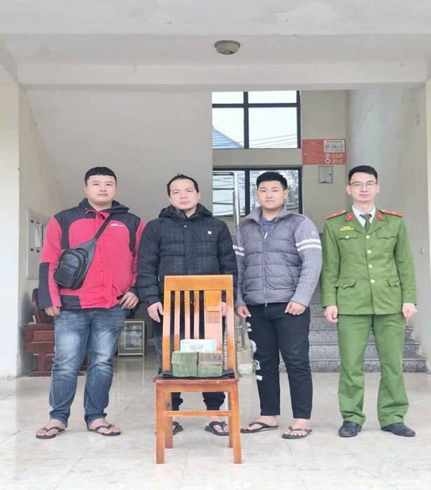 Tất cả người d&acirc;n c&oacute; t&agrave;i khoản ng&acirc;n h&agrave;ng ch&uacute; &yacute;: Nhận được kiểu tiền n&agrave;y phải b&aacute;o c&ocirc;ng an ngay - Ảnh 2.