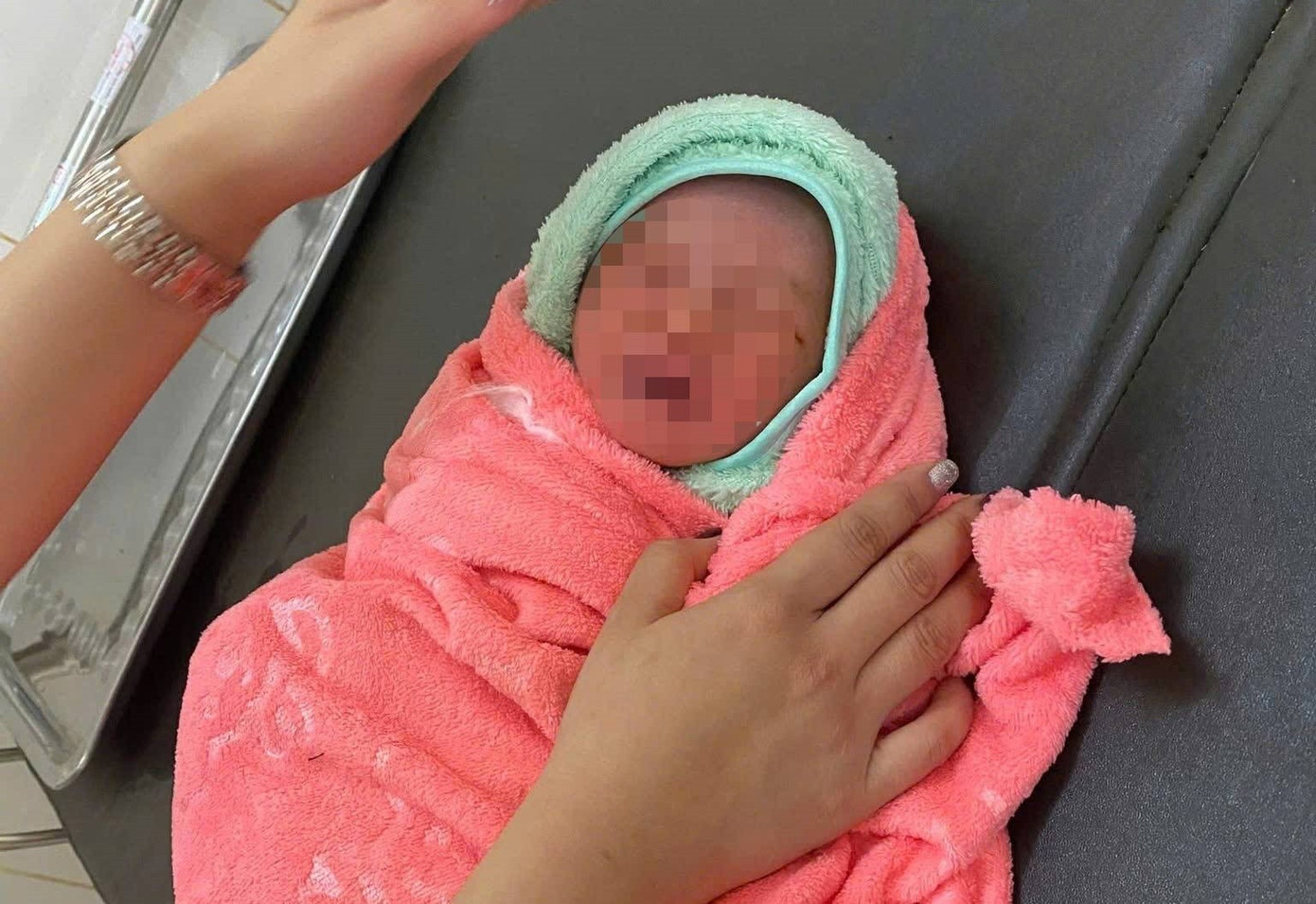 B&eacute; g&aacute;i sơ sinh bị bỏ rơi giữa rẫy sầu ri&ecirc;ng , t&igrave;m kiếm cha mẹ - Ảnh 1.