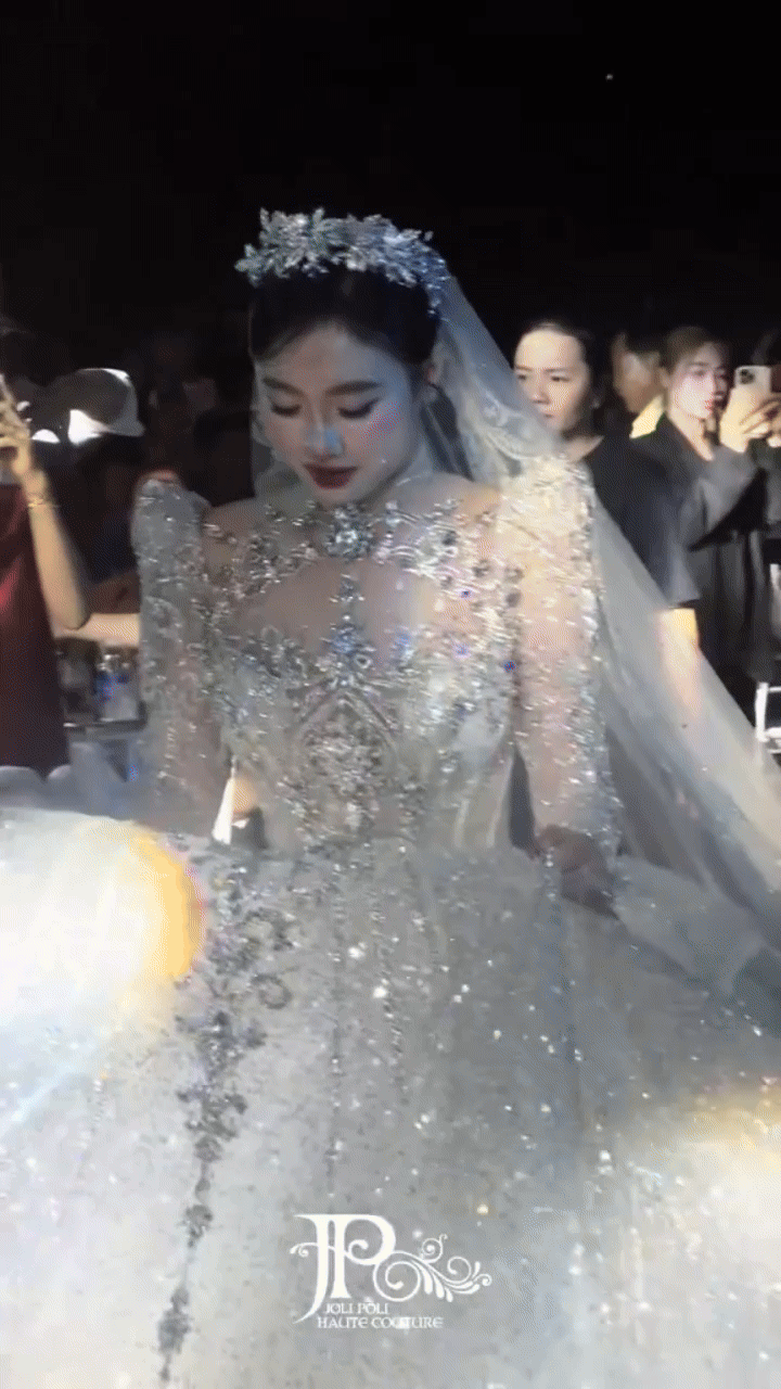 Thực hư chuyện c&ocirc; d&acirc;u T&acirc;y Ninh trong đ&aacute;m cưới trăm tỷ đi lựa v&aacute;y cưới phải đứng chen ch&uacute;c, khổ sở- Ảnh 3.