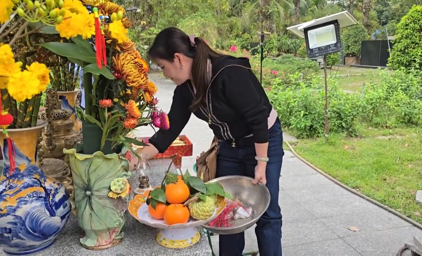 Hồng Loan đi xe riêng tới mộ NSƯT Vũ Linh lau dọn, cúng lớn- Ảnh 1.