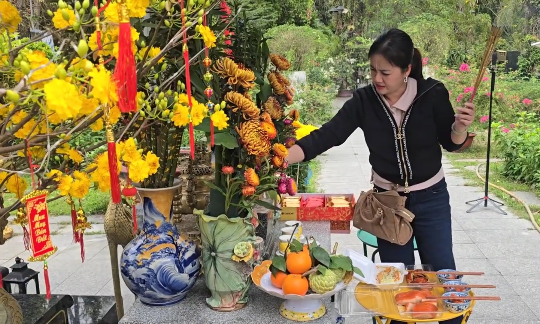 Hồng Loan đi xe riêng tới mộ NSƯT Vũ Linh lau dọn, cúng lớn- Ảnh 2.