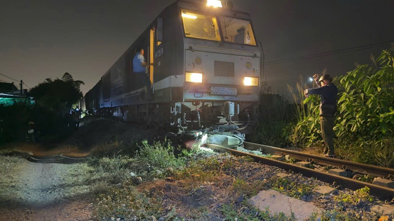 Tai nạn đường sắt tại B&igrave;nh Thuận khiến người điều khiển xe m&aacute;y tử vong thương t&acirc;m - Ảnh 1.