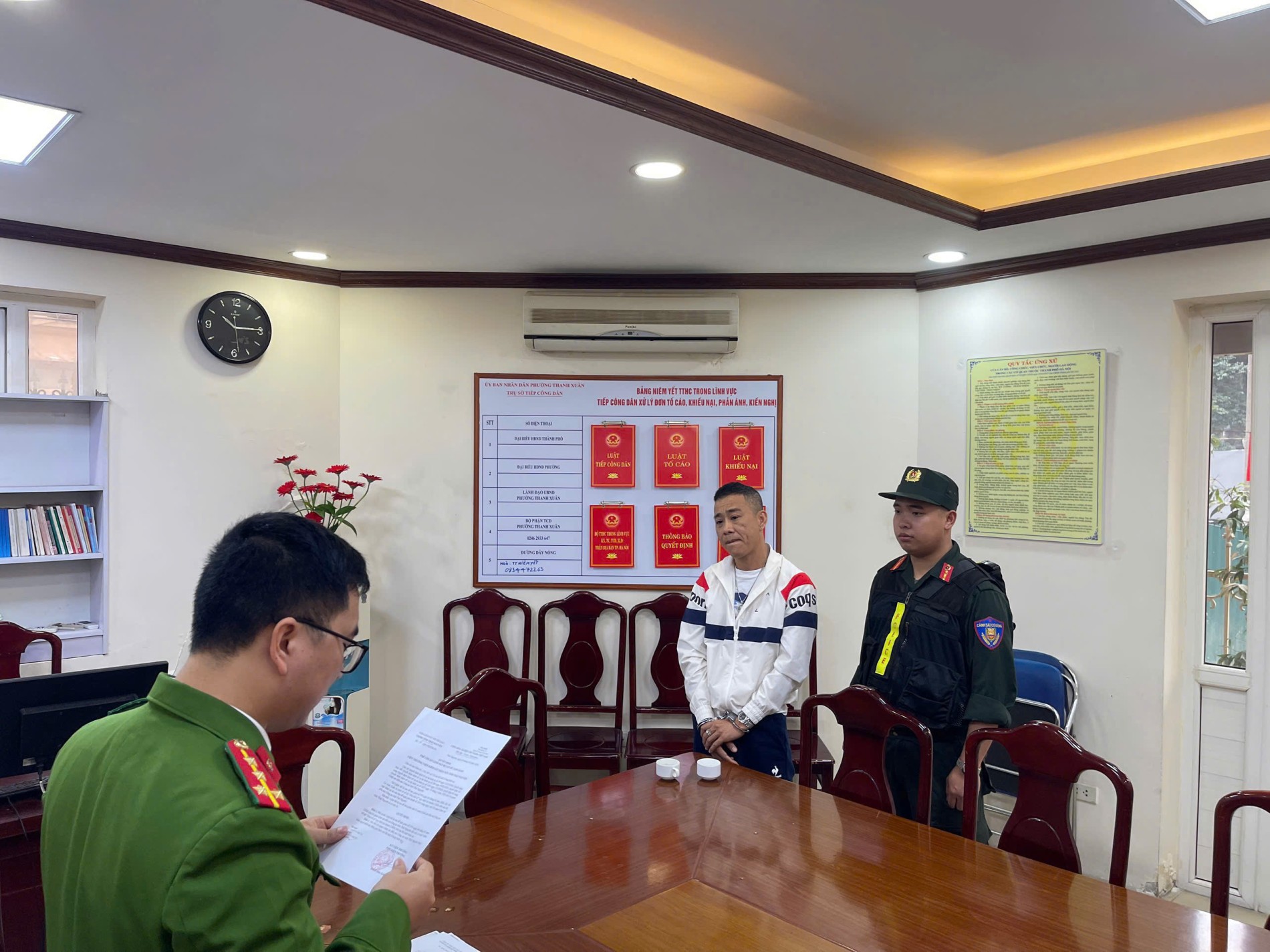 Đồng loạt khám xét chỗ ở và nơi làm việc trong chuyên án lớn, bắt kẻ cầm đầu Lê Anh Tuấn SN 1981 - Ảnh 1.