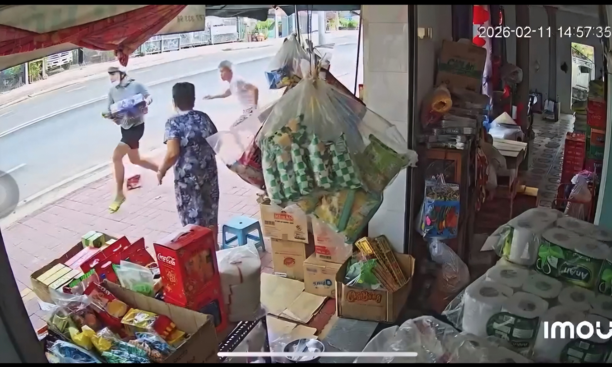 Cụ &ocirc;ng giằng co với thanh ni&ecirc;n cướp bia tại TPHCM Ng&agrave;y 11 - 2 - 2026 - Ảnh 1.