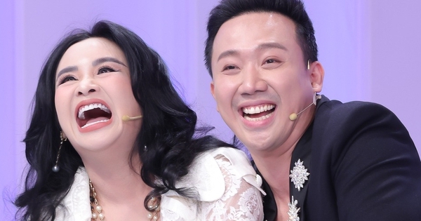 Bắt gặp Trấn Thành lúc nửa đêm hậu ra mắt Thỏ Ơi!!: Tình tứ hôn Hari Won, còn chăm sóc tận tình một nhân vật đặc biệt- Ảnh 4.