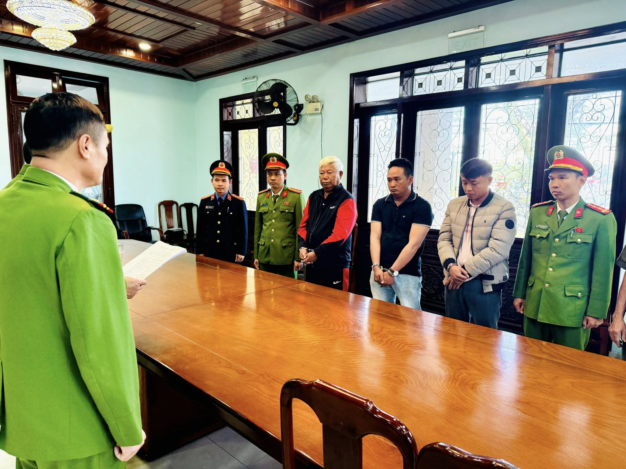 Ra quyết định bắt tạm giam Giám đốc Trần Hải Sinh SN 1960 và thuộc cấp - Ảnh 1.