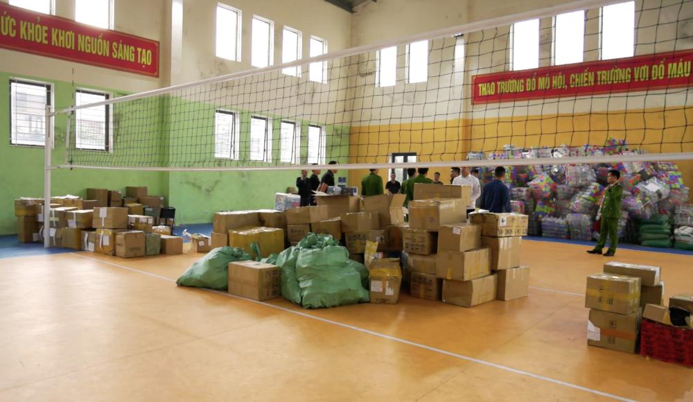 Khám xét khẩn cấp 4 kho hàng trong chuyên án đặc biệt lớn, bắt 'trùm' cầm đầu Nguyễn Tuấn Anh SN 1993 - Ảnh 6.