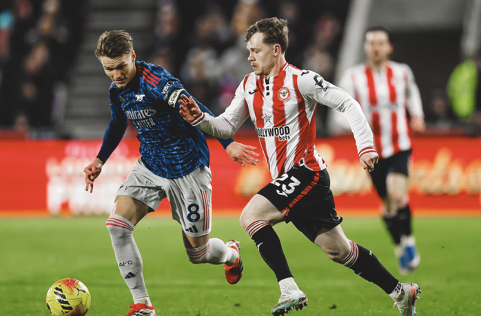 Arsenal mất điểm trước Brentford, thử th&aacute;ch ng&ocirc;i đầu Ngoại hạng - Ảnh 1.