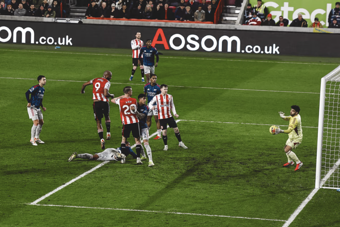 Arsenal mất điểm trước Brentford, thử th&aacute;ch ng&ocirc;i đầu Ngoại hạng - Ảnh 2.