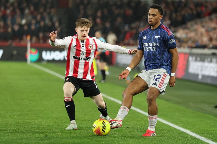 Arsenal ra sân với trang phục “dị”, CĐV đòi “trừ 12 điểm” - Ảnh 1.