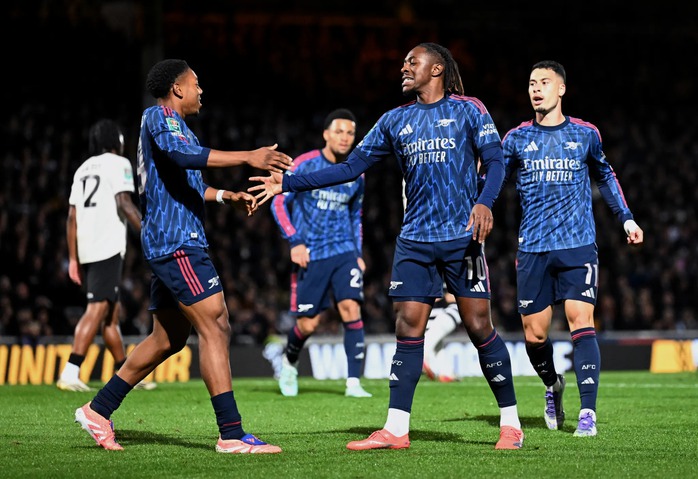 Arsenal ra sân với trang phục “dị”, CĐV đòi “trừ 12 điểm” - Ảnh 2.