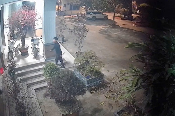 Nam thanh niên cầm dao quậy phá trụ sở công an phường Tân Tiến Bắc Ninh năm 2026 - Ảnh 1.