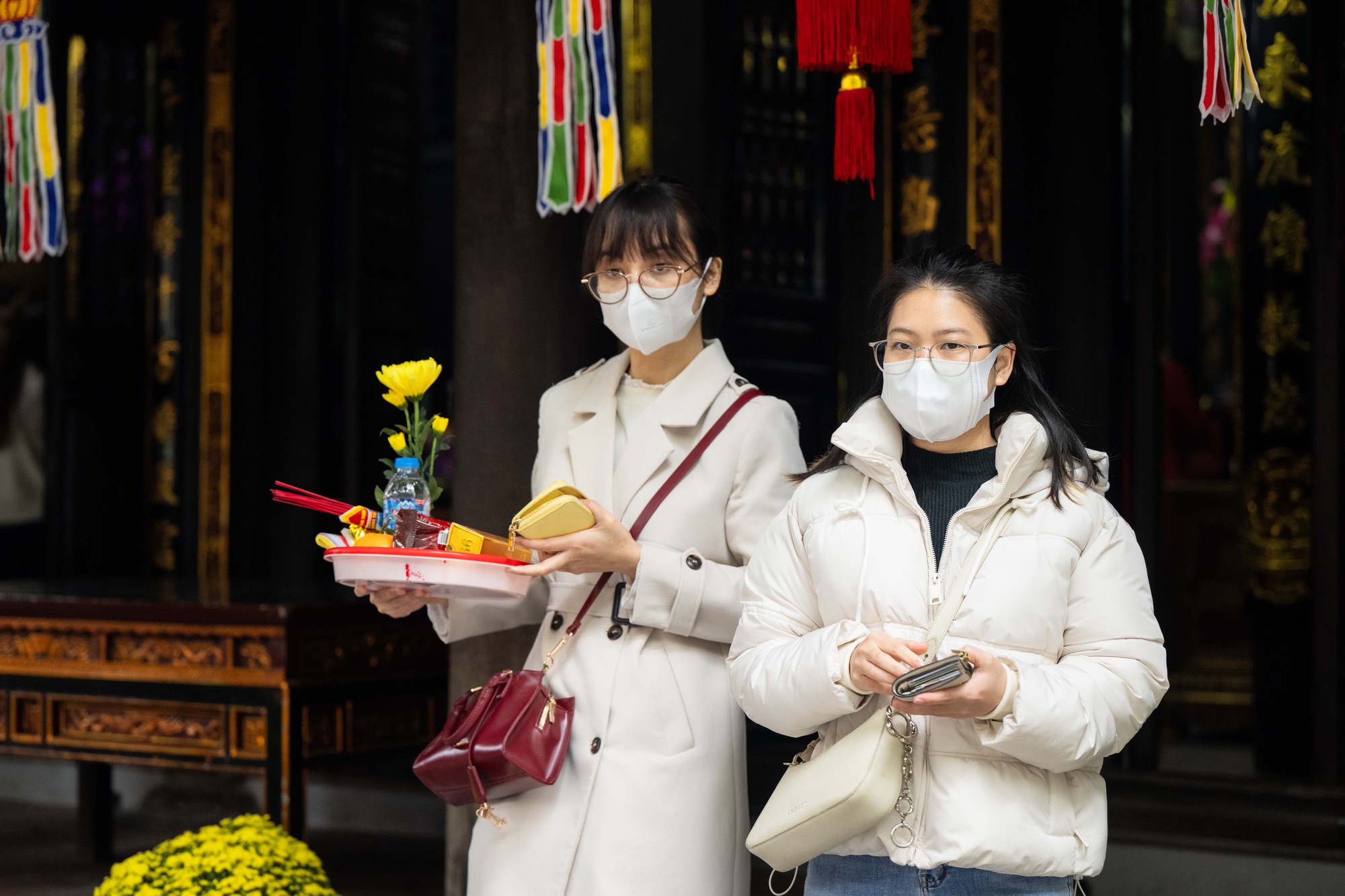 Chùa Hà đông nghẹt dịp Valentine 2026, nơi cầu duyên của giới trẻ - Ảnh 8.