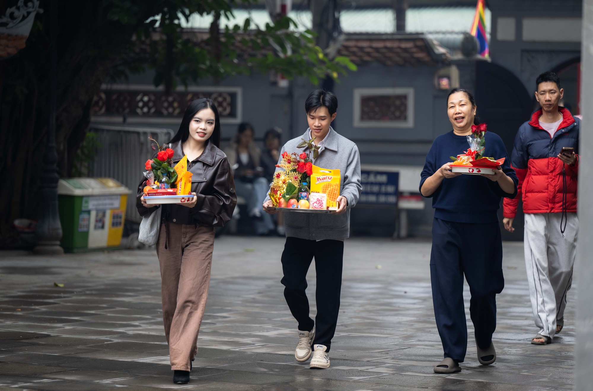 Chùa Hà đông nghẹt dịp Valentine 2026, nơi cầu duyên của giới trẻ - Ảnh 5.