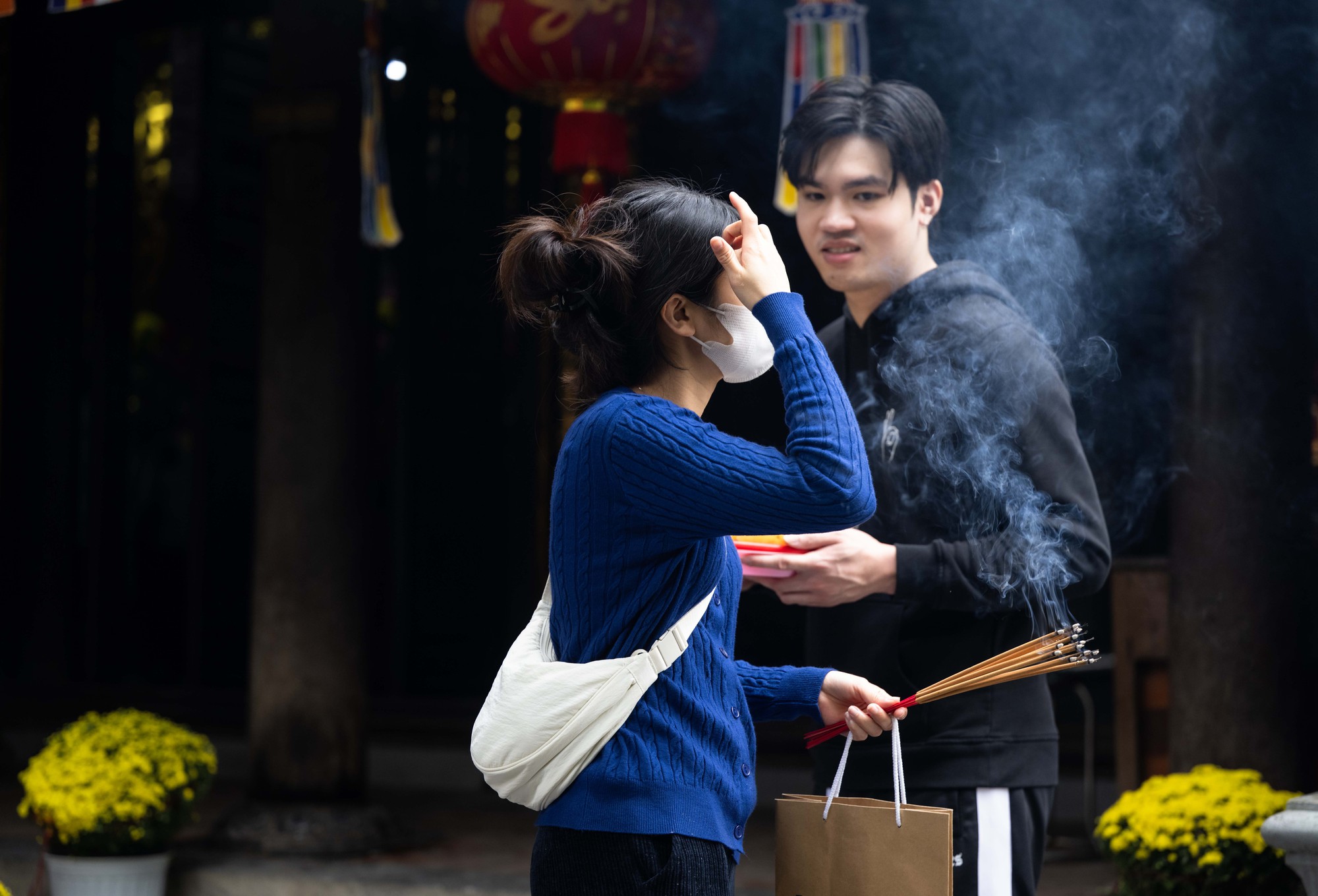 Chùa Hà đông nghẹt dịp Valentine 2026, nơi cầu duyên của giới trẻ - Ảnh 7.