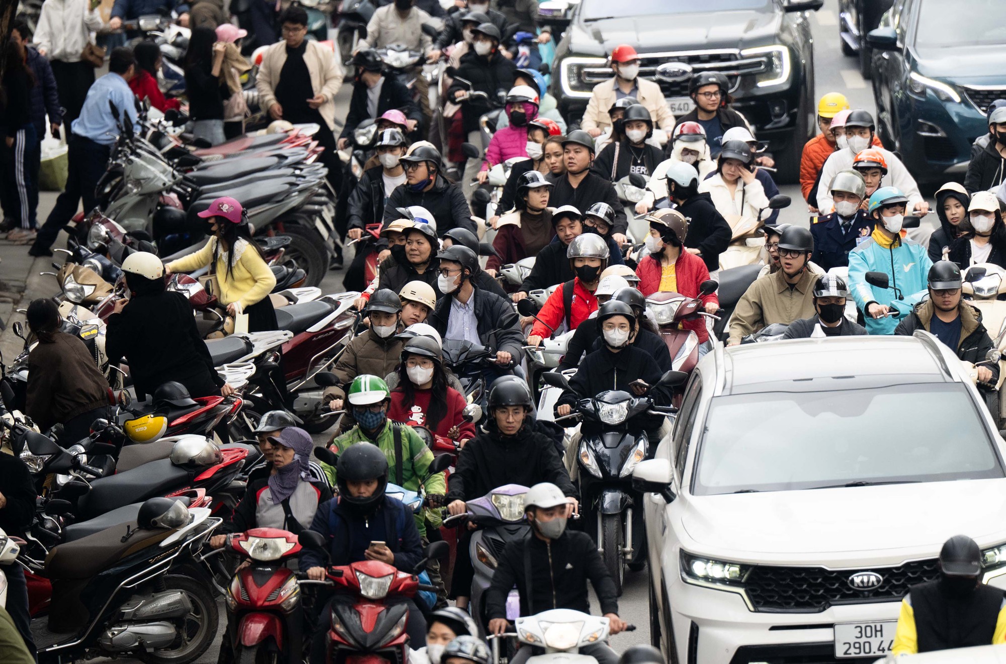 Ùn tắc giao thông Hà Nội trước kỳ nghỉ Tết Nguyên đán 2026 - Ảnh 2.