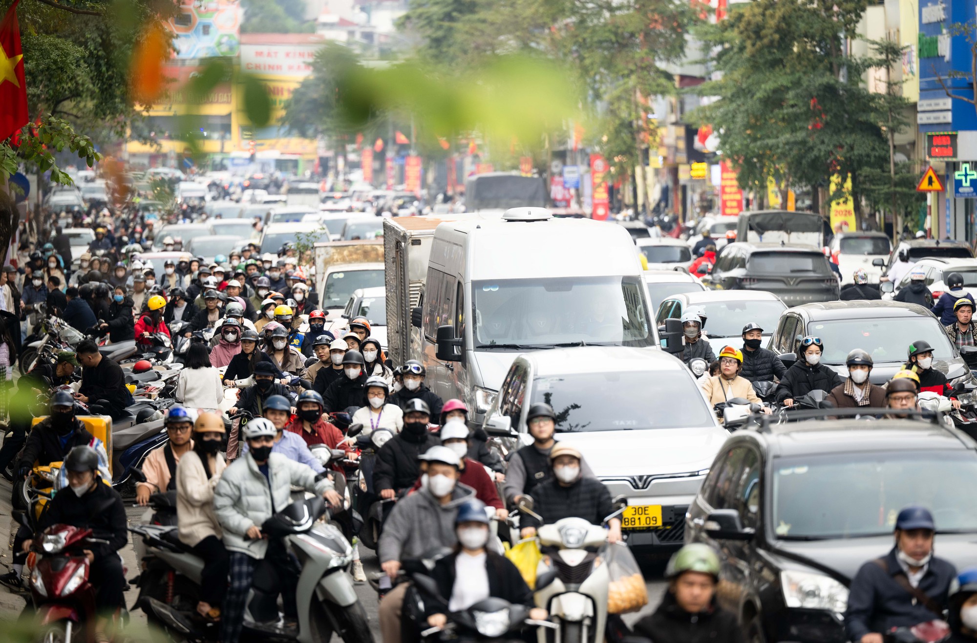 Ùn tắc giao thông Hà Nội trước kỳ nghỉ Tết Nguyên đán 2026 - Ảnh 1.