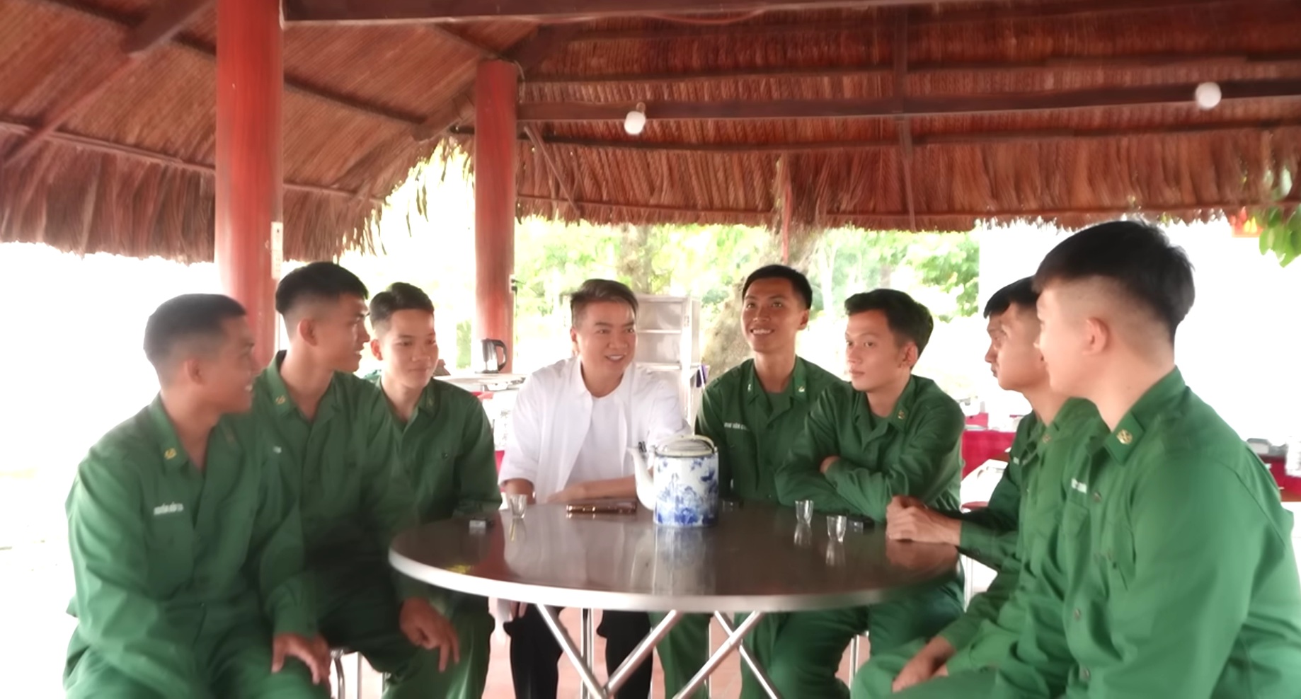 Một chiến sĩ trẻ nói với Đàm Vĩnh Hưng: "Em nghẹn nghẹn trong lòng"- Ảnh 1.