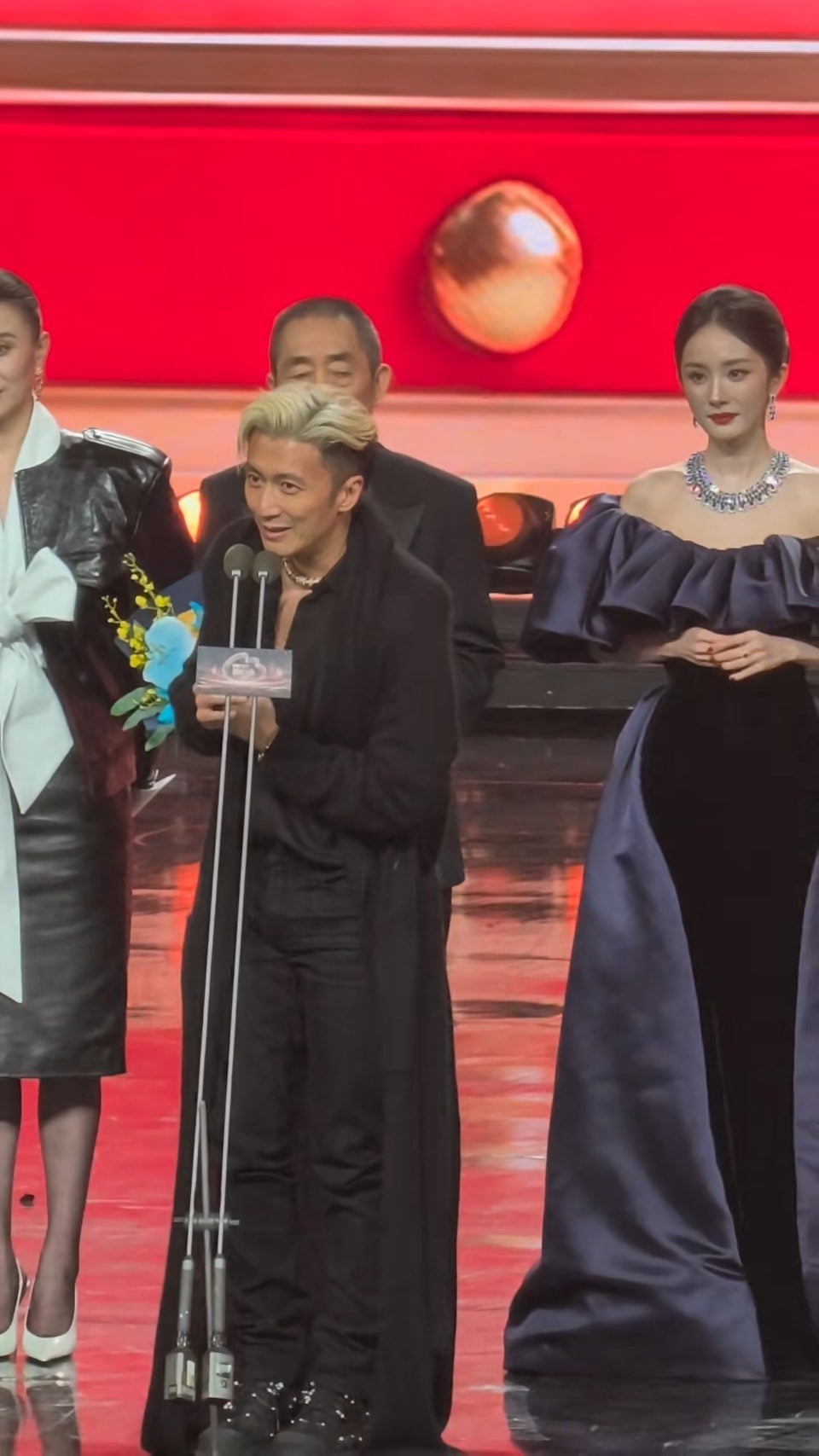 Tình cũ không rủ cũng tới: Bắt gặp Dương Mịch công khai nhìn Tạ Đình Phong đắm đuối, chuyện quá khứ bỗng hot lại?- Ảnh 4.