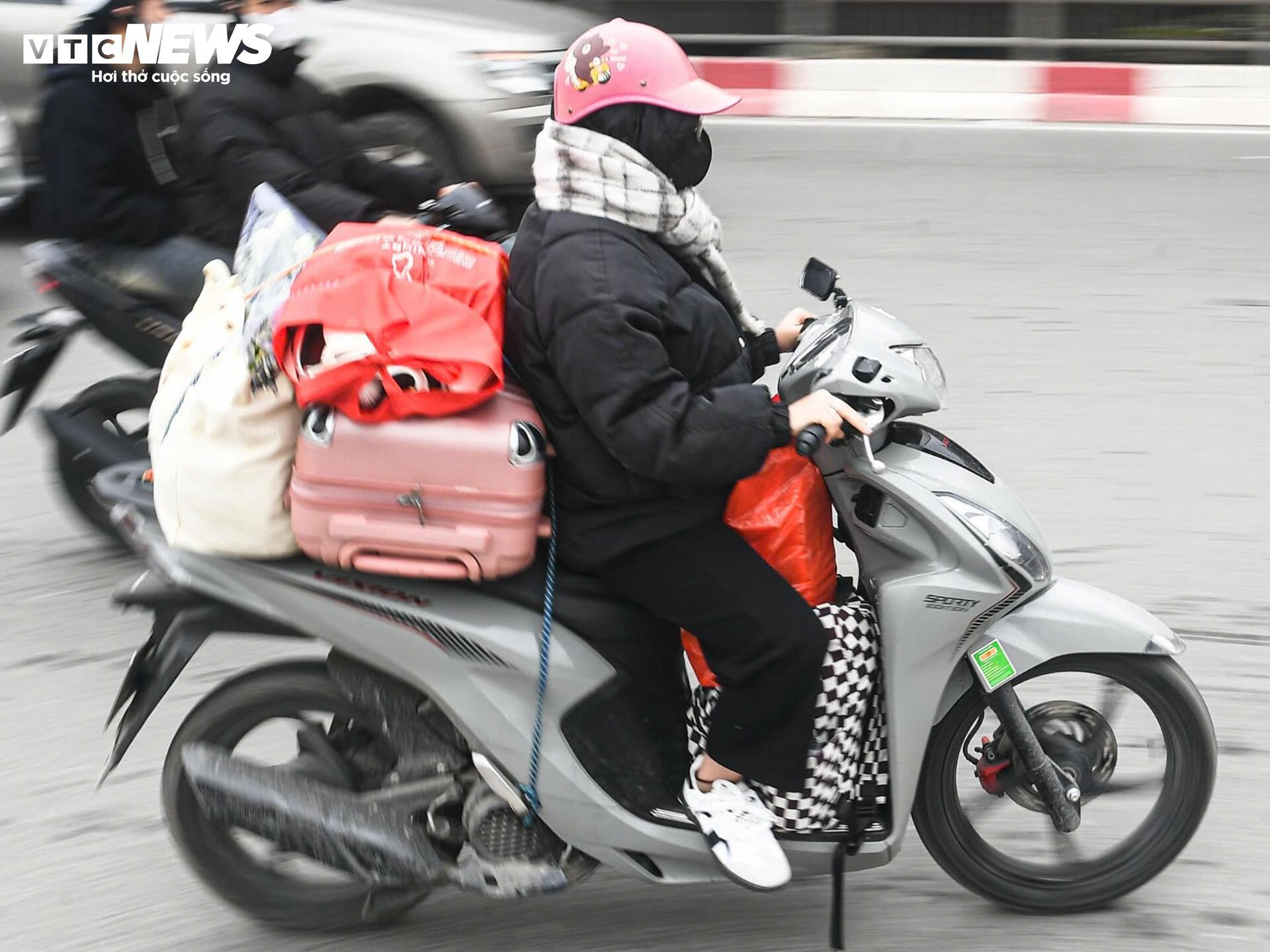 Người dân ùn ùn về quê , Vành đai 3 Hà Nội ùn tắc kéo dài 5km sáng 26 Tết - Ảnh 8.