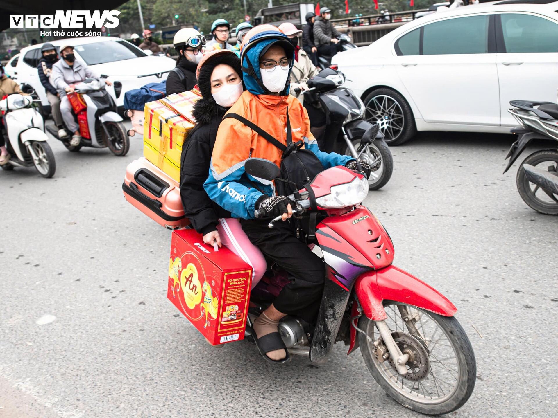 Người dân ùn ùn về quê , Vành đai 3 Hà Nội ùn tắc kéo dài 5km sáng 26 Tết - Ảnh 9.