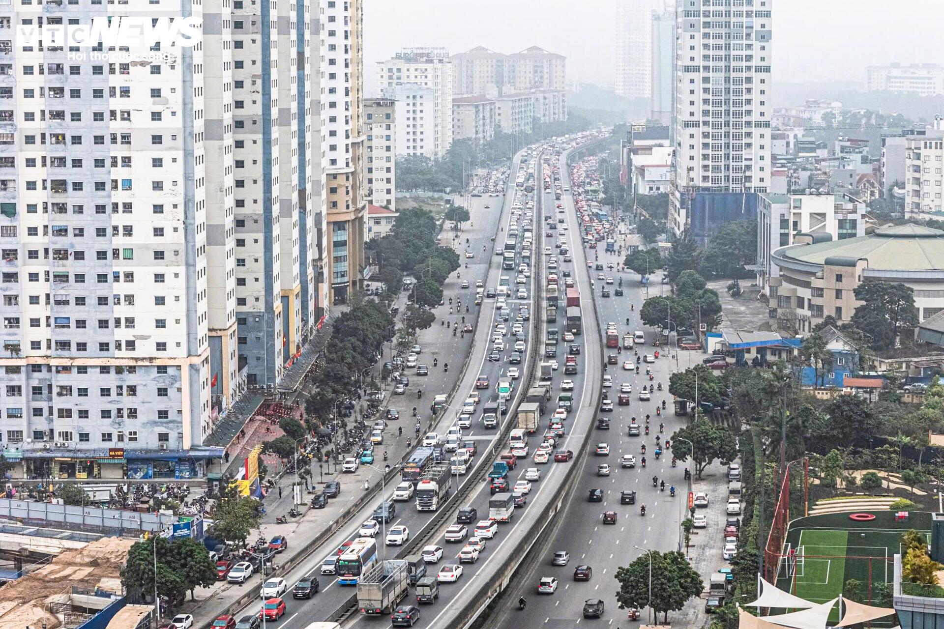 Người dân ùn ùn về quê , Vành đai 3 Hà Nội ùn tắc kéo dài 5km sáng 26 Tết - Ảnh 3.