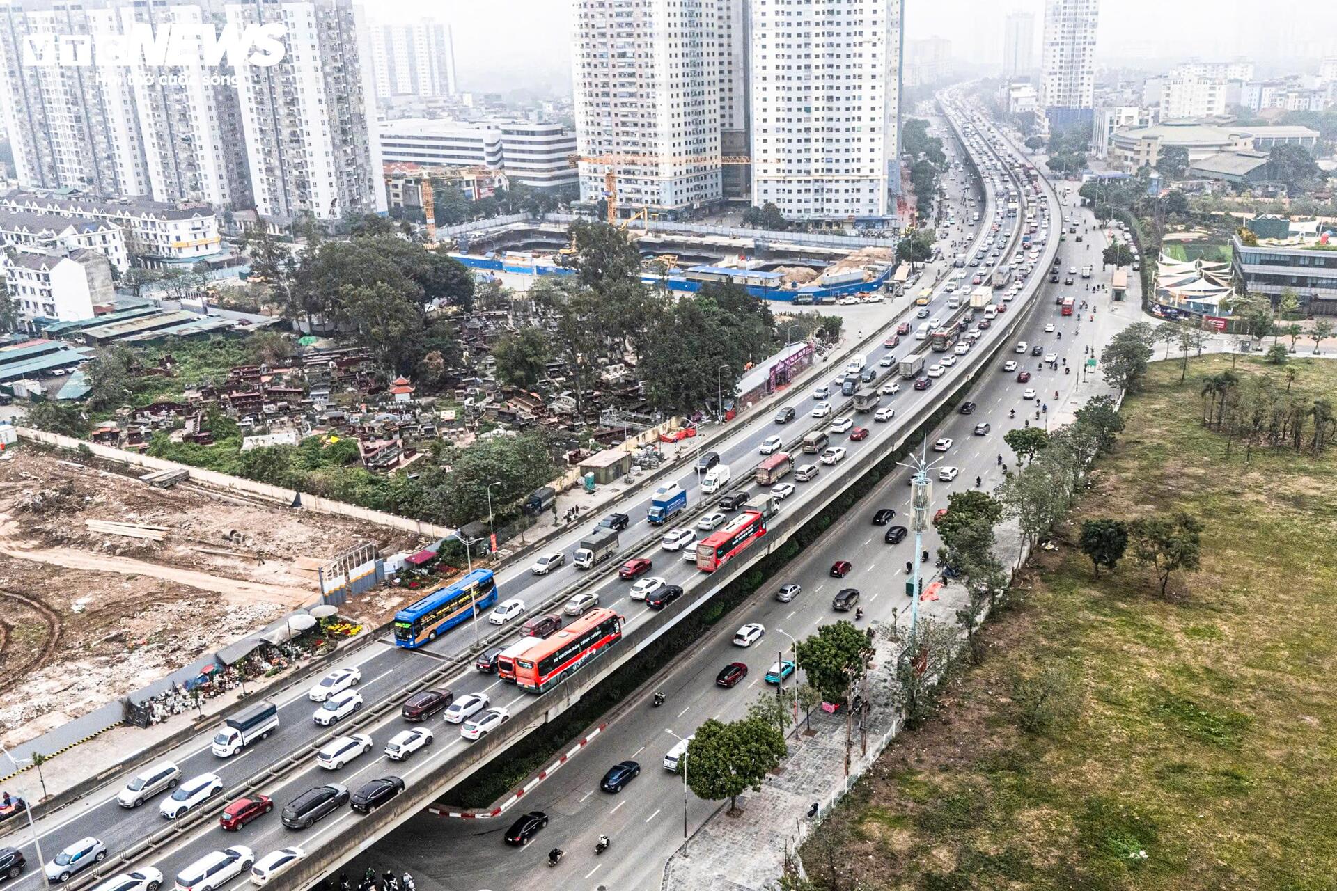 Người dân ùn ùn về quê , Vành đai 3 Hà Nội ùn tắc kéo dài 5km sáng 26 Tết - Ảnh 4.