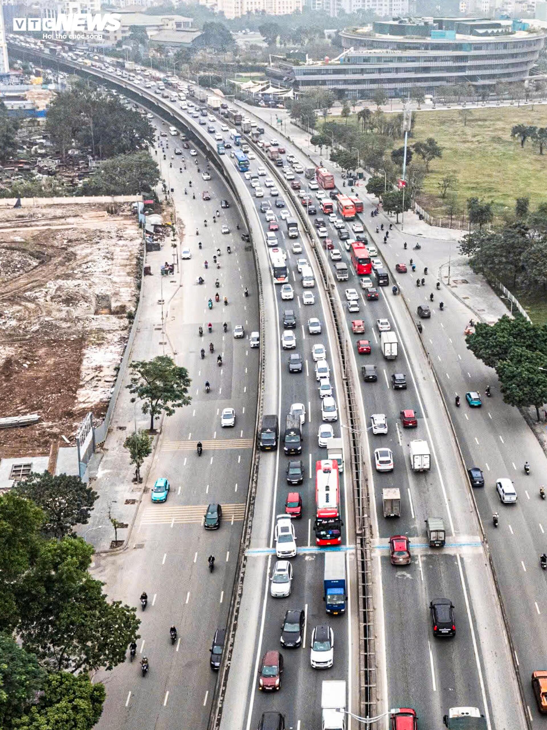 Người dân ùn ùn về quê , Vành đai 3 Hà Nội ùn tắc kéo dài 5km sáng 26 Tết - Ảnh 6.