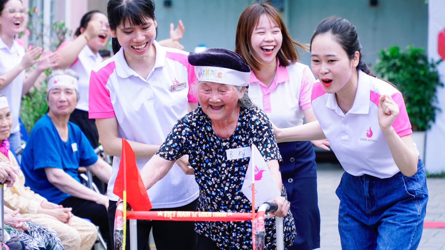Bên trong viện dưỡng lão cao cấp ở Thủ đô: Sáng tập dưỡng sinh, chiều trị liệu, tối hát karaoke - Ảnh 2.