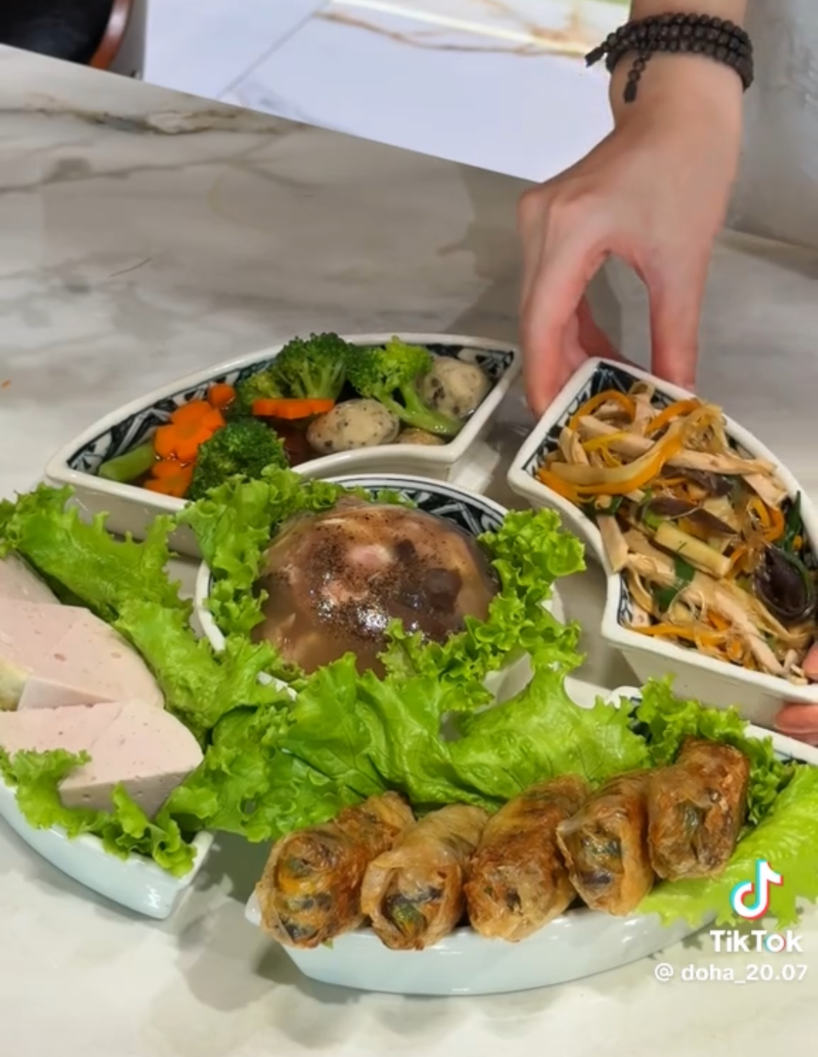 Bị mỉa mai mua thức ăn sẵn để quay vlog"làm màu", Đỗ Thị Hà nói gì? - Ảnh 2.