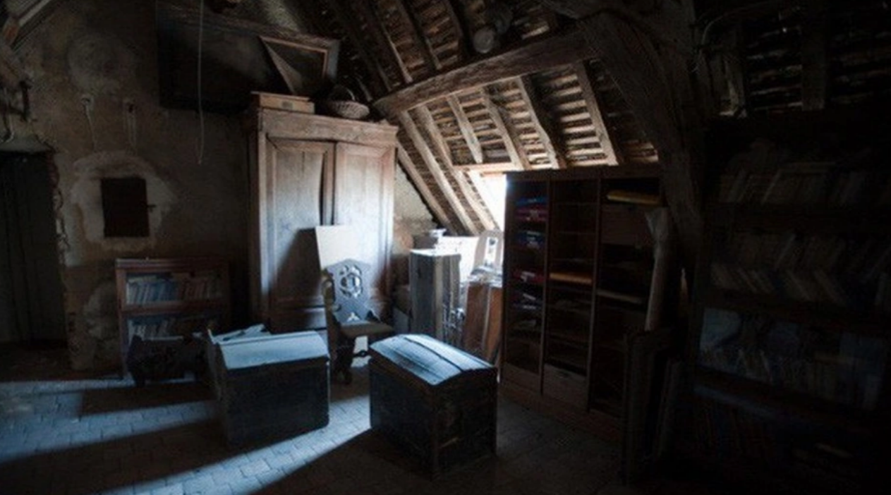 Trong lúc leo lên gác xép quét bụi dọn nhà đón Tết, tôi không ngờ mình đã chạm vào một bí mật khủng khiếp - Ảnh 1.